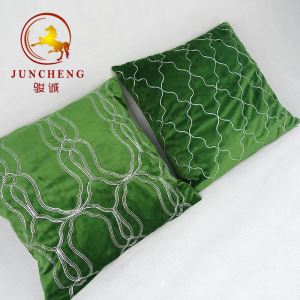 Housses de coussin brodées